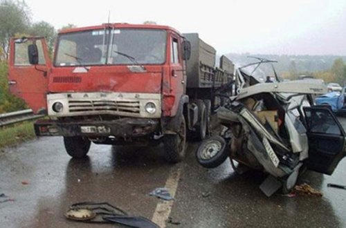Maşın “Kamaz”a çırpıldı