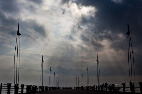 Bulvarda selfi çəkən qız dənizə düşdü