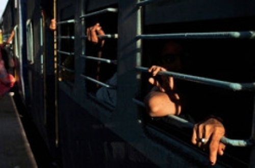 Qatarla avtomobil toqquşdu