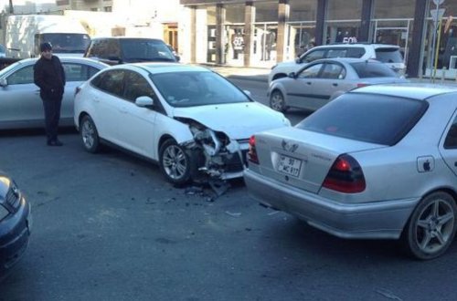 Bakıda üç avtomobil toqquşdu