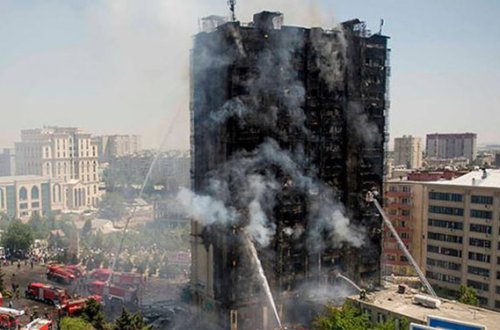 Binəqədidə yanan binanın sakini polisin gözü qarşısında intihar edibmiş