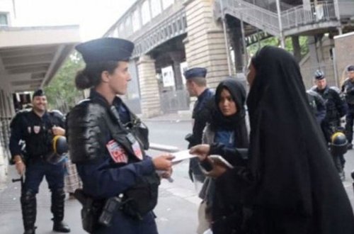 Fransa polisindən müsəlman qadına qarşı VƏHŞİLİK