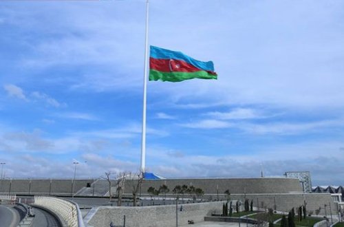 Azərbaycanda bayraqlar endirildi
