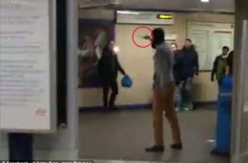 “Bu sənə Suriyaya görə” qışqıraraq sərnişinin boğazını kəsdi