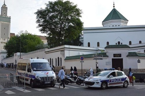 Fransızlar məscidi yandırdı