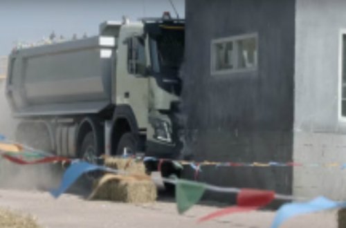 4 yaşlı qız yük maşınını belə idarə etdi