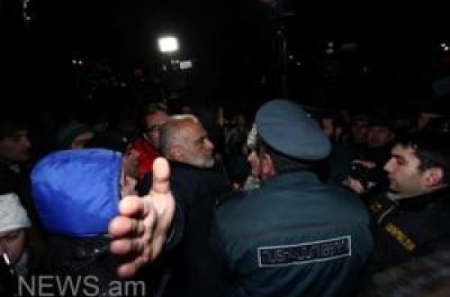 İrəvanda nümayişçilərlə polis arasında toqquşma