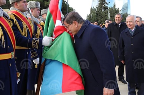Davudoğlu Azərbaycan bayrağını öpdü