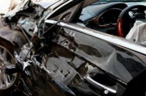 Sürücü maşını dirəyə vurdu