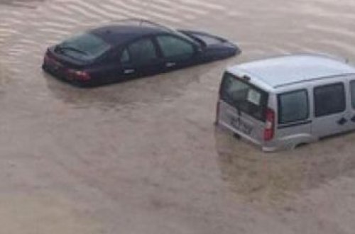 Paytaxtda maşınlar su altında qaldı
