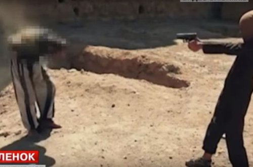 İŞİD-çiların uşaqları əsirləri oynayarkən öldürürlər