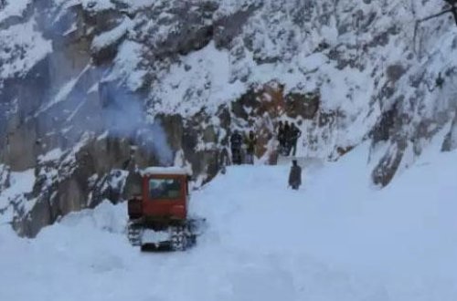 Qubada qar 4 kəndə yolu bağladı