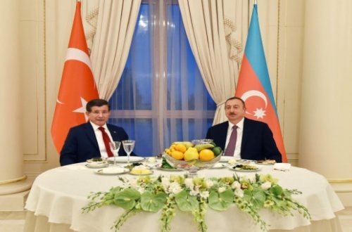 Əhməd Davudoğlunun şərəfinə ziyafət verilib