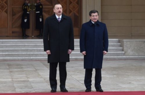 İlham Əliyev Davudoğlunu qarşıladı