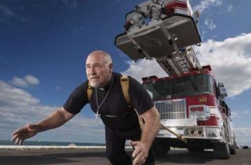 Bir qulağı ilə avtomobil dartdı