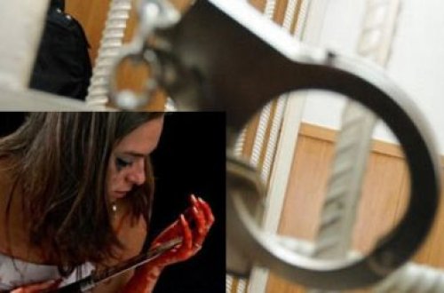 Məhkəmədə soyundu; şərfini yedi