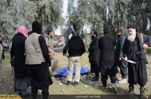 Ata qızını daşlayıb öldürdü