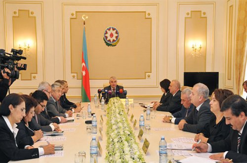 Referendumla bağlı yaradılmış ekspert qrupuna kimlər daxildir?