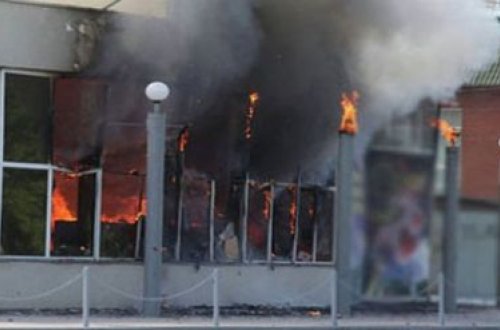 Arvadına əsəbiləşən kişi