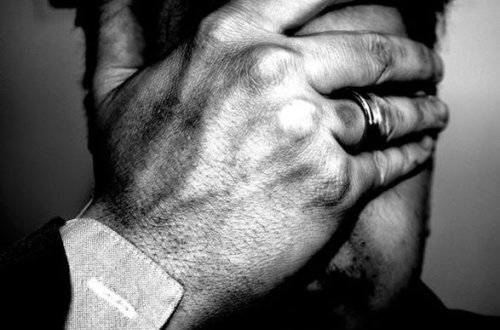 Bakıda oğlanın üzünə sirkə tökdülər