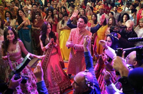 Oğluna 21 milyon dollarlıq toy etdi