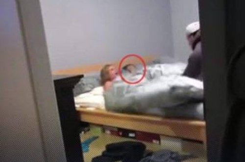 Səfərdən qayıdan ər arvadını başqası ilə bir yataqda tutdu