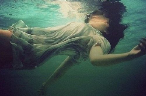 Gənc qız üzgüçülük hovuzunda boğuldu