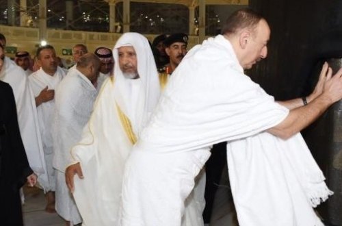 Ad gününü məsciddə keçirən Prezident