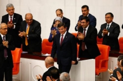 Türkiyə parlamenti Əhməd Davudoğlu hökumətinə etimad göstərib