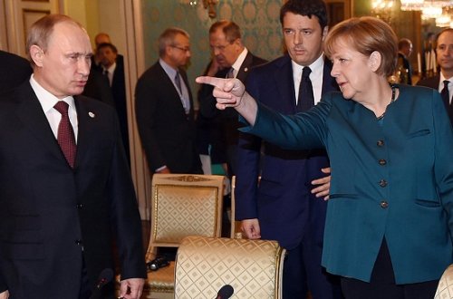 Putin Angela Merkel ilə görüşüb