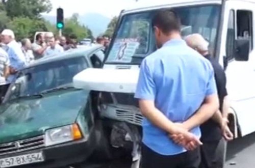 Mikroavtobus zəncirvari qəzaya səbəb oldu: 3 yaralı