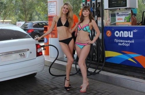 Samara sakinləri benzinə görə soyundular