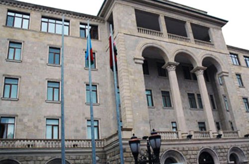 Müdafiə naziri generallarla bağlı Ali Baş Komandan qarşısında vəsatət qaldıracaq