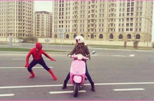 ATV-nin aparıcısı küçəyə bu geyimdə çıxdı