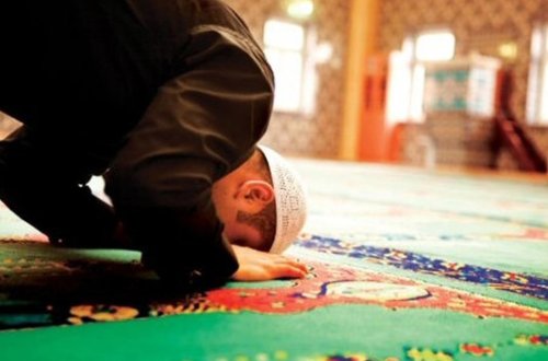 Namaz zamanı adama salam versələr, salamın cavabını ala bilərmi?