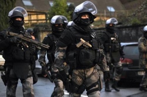 Rusiyada polis yataqxanaya basqın etdi