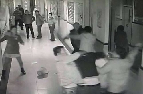 Gəncədə əməliyyatda ölən qızın qohumları həkimləri döydü