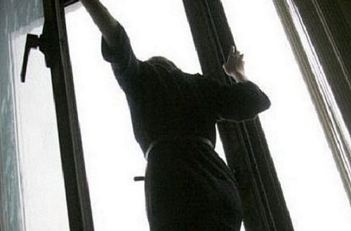 Rusiyada qadın iki azyaşlı uşağını səkkizinci mərtəbədən atdı