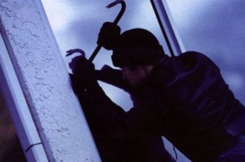 Keçmiş kürəkən qayınanasının evini soydu