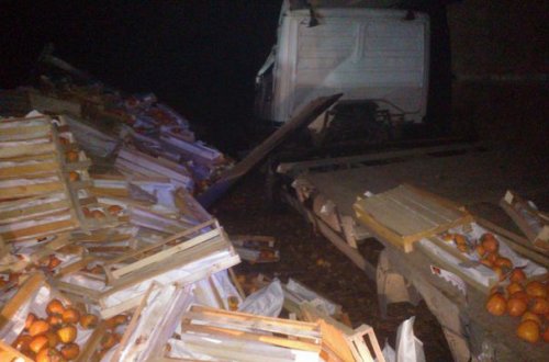 Qaxda xurma daşıyan maşın aşdı