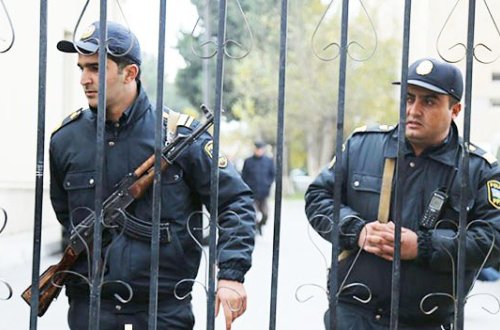 Yaralıların olduğu xəstəxananı polislər qoruyur