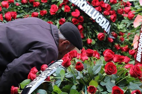 Başdaşını öpən ata...