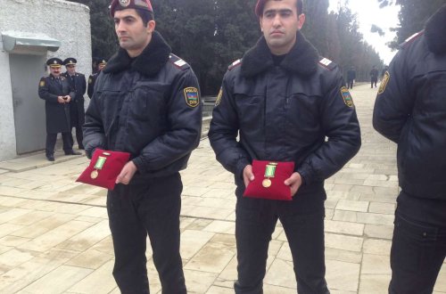 Prezident qəhrəman polisləri təltif etdi