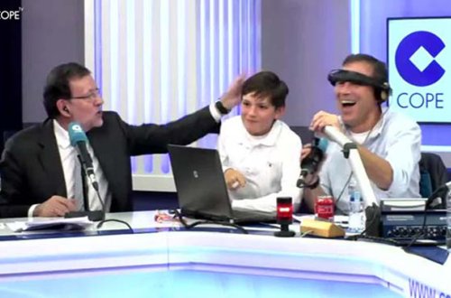 Baş nazir oğlunu canlı yayımda vurdu