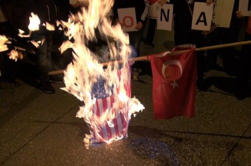 Yunanıstanda Türkiyə ilə ABŞ-ın bayraqlarını yandırıblar