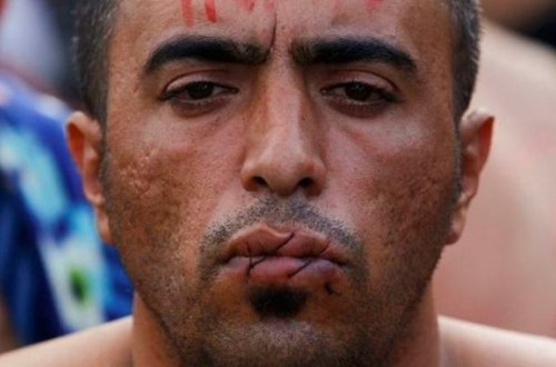 Miqrantlar ağızlarını tikdi