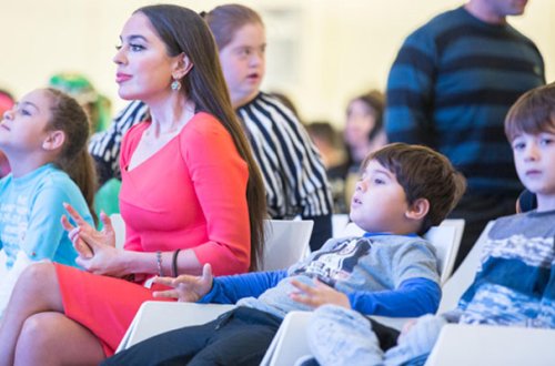 Leyla Əliyeva əkizləri ilə sərgidə