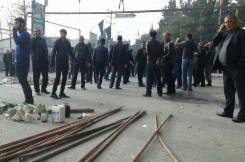 Nardaranda bir qrup şəxs armatur, lom və dəyənəklərlə silahlanıb