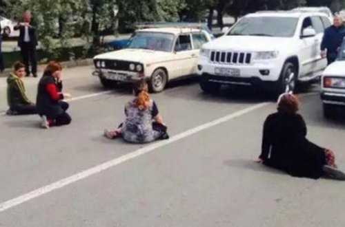 Sumqayıtın əsas girişini bağladılar