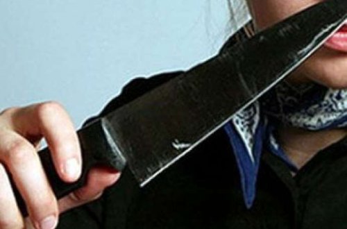 24 yaşlı qız özünü bıçaqladı